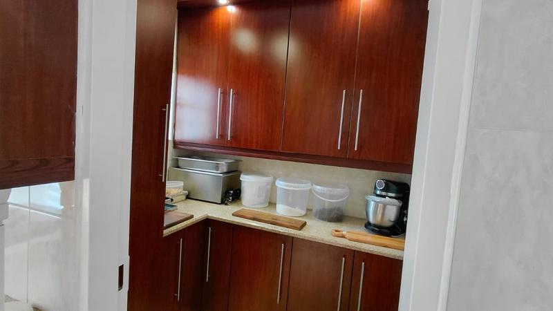 6 Bedroom Property for Sale in Brackenhurst Gauteng