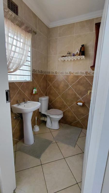 6 Bedroom Property for Sale in Brackenhurst Gauteng
