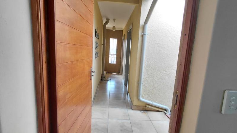 6 Bedroom Property for Sale in Brackenhurst Gauteng