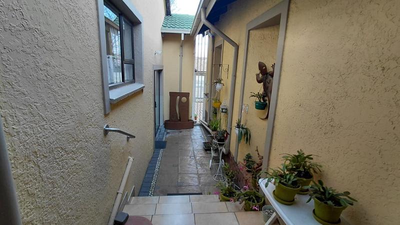 6 Bedroom Property for Sale in Brackenhurst Gauteng