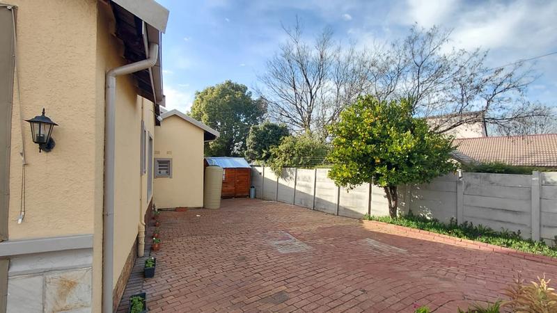6 Bedroom Property for Sale in Brackenhurst Gauteng
