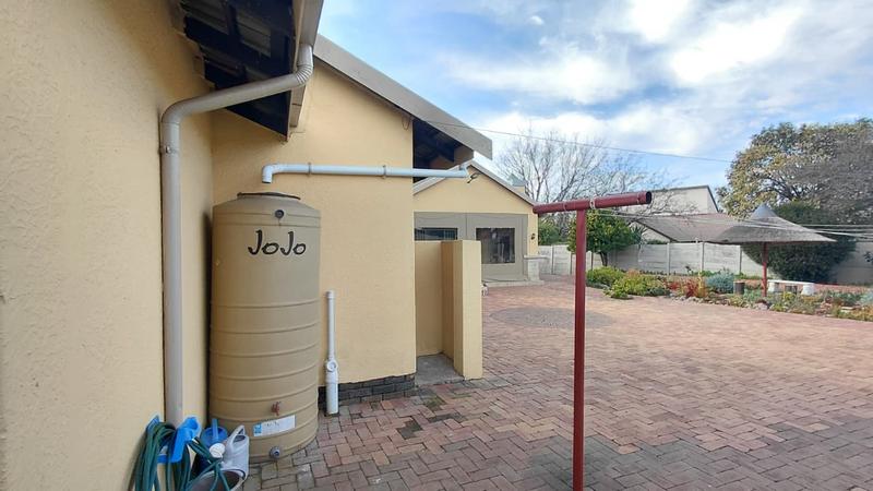 6 Bedroom Property for Sale in Brackenhurst Gauteng