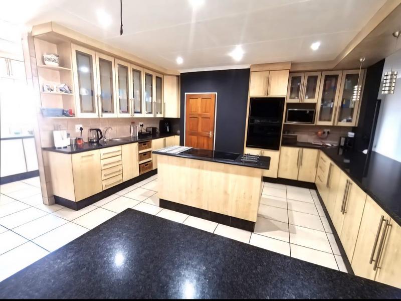 5 Bedroom Property for Sale in Lodeyko Gauteng