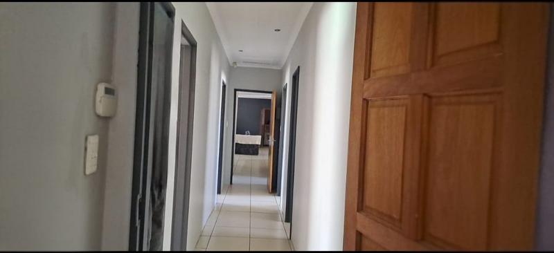 5 Bedroom Property for Sale in Lodeyko Gauteng