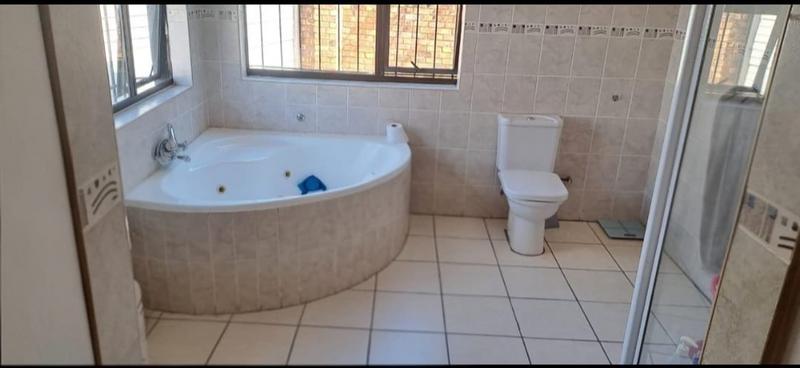 5 Bedroom Property for Sale in Lodeyko Gauteng