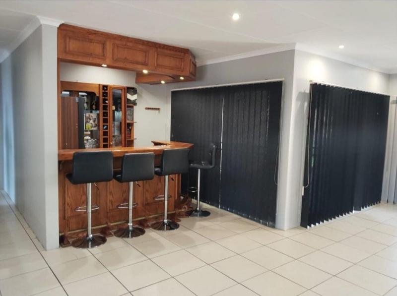 5 Bedroom Property for Sale in Lodeyko Gauteng
