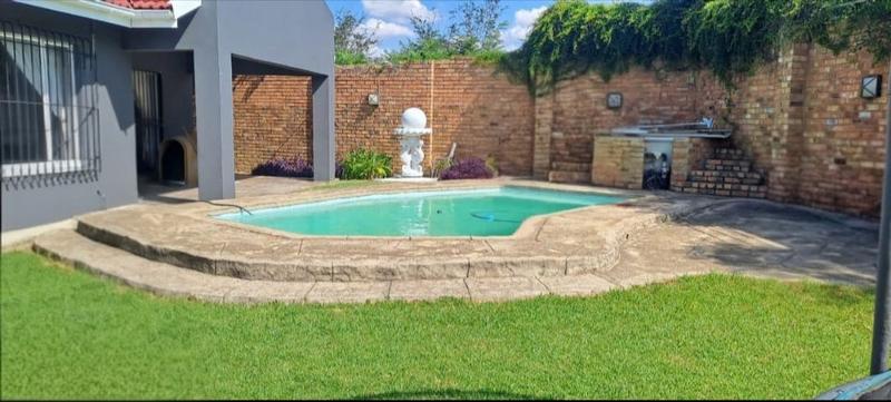 5 Bedroom Property for Sale in Lodeyko Gauteng