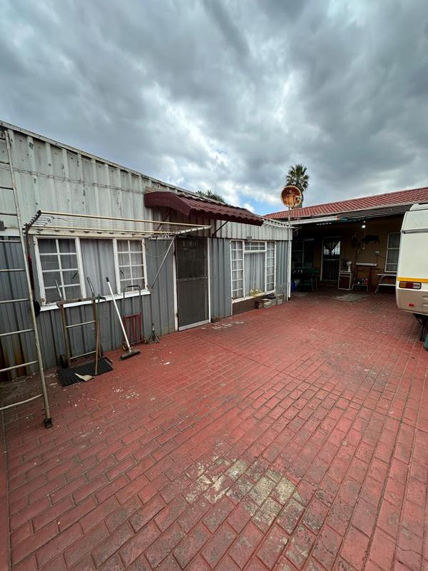 6 Bedroom Property for Sale in Geduld Gauteng