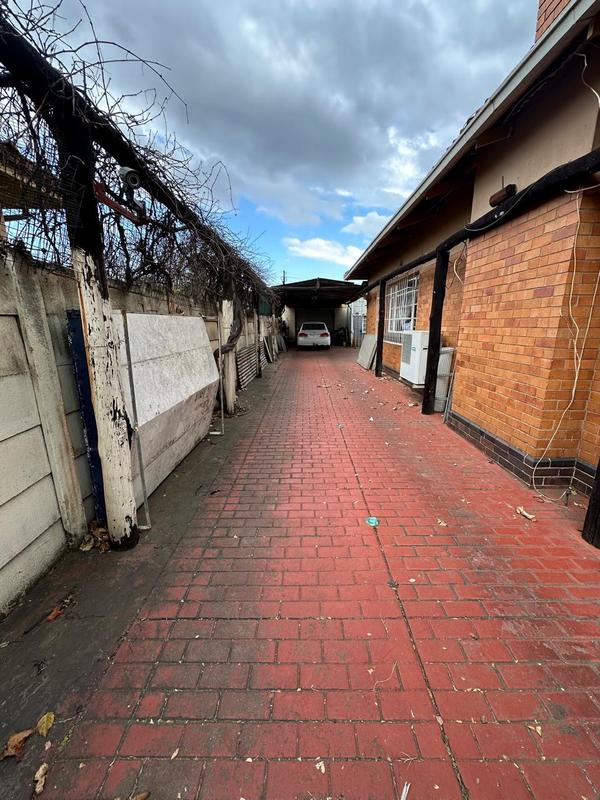 6 Bedroom Property for Sale in Geduld Gauteng