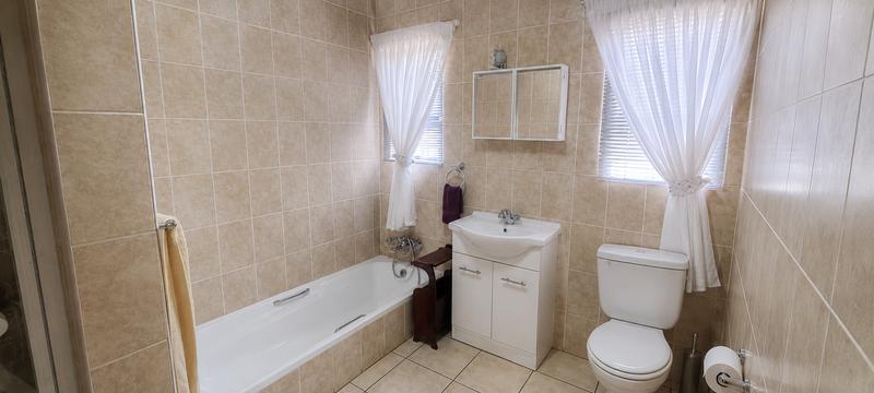 3 Bedroom Property for Sale in Die Hoewes Gauteng
