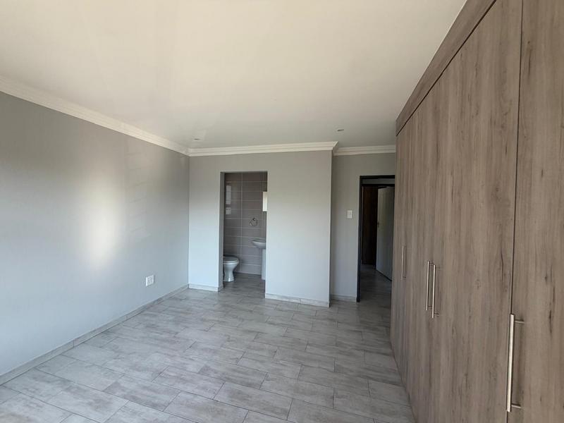 5 Bedroom Property for Sale in Annlin Gauteng