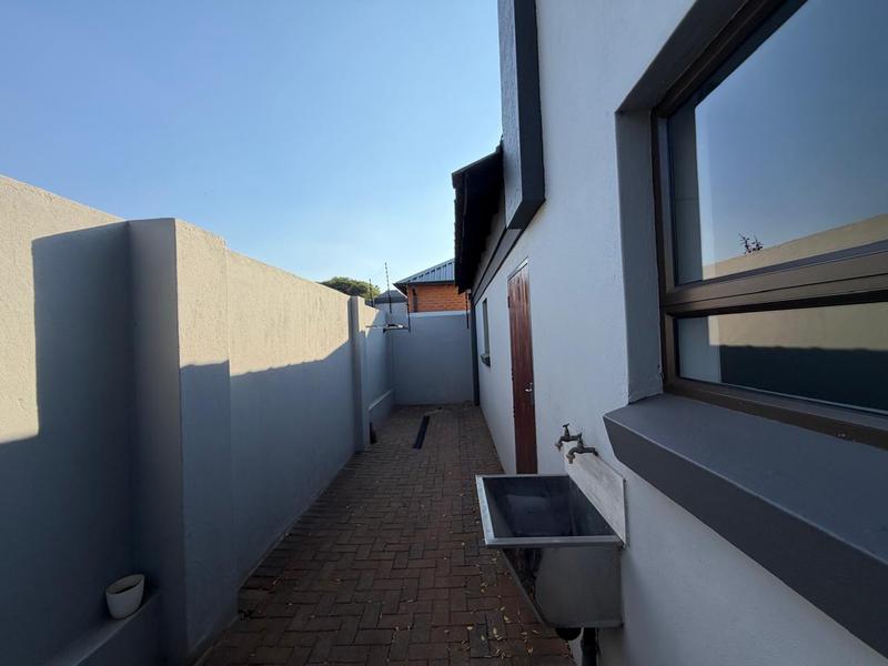5 Bedroom Property for Sale in Annlin Gauteng