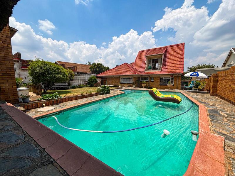 4 Bedroom Property for Sale in Linmeyer Gauteng