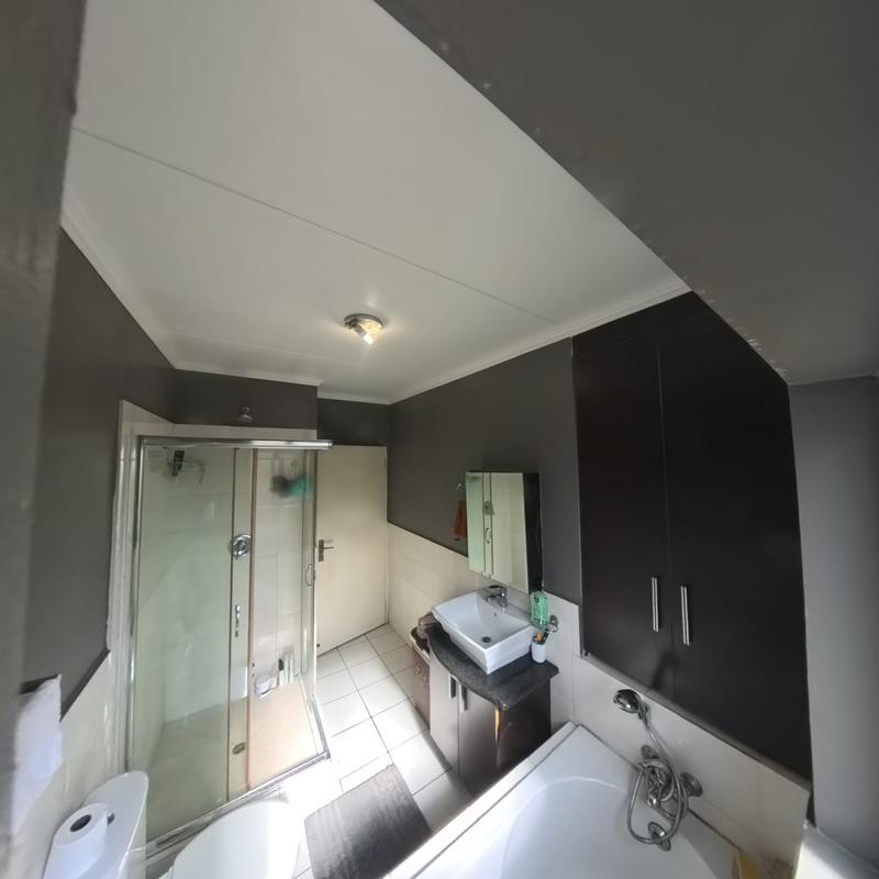 2 Bedroom Property for Sale in Noordwyk Gauteng