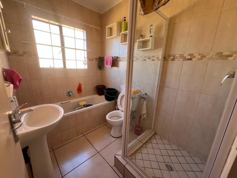 To Let 2 Bedroom Property for Rent in Greenhills Gauteng