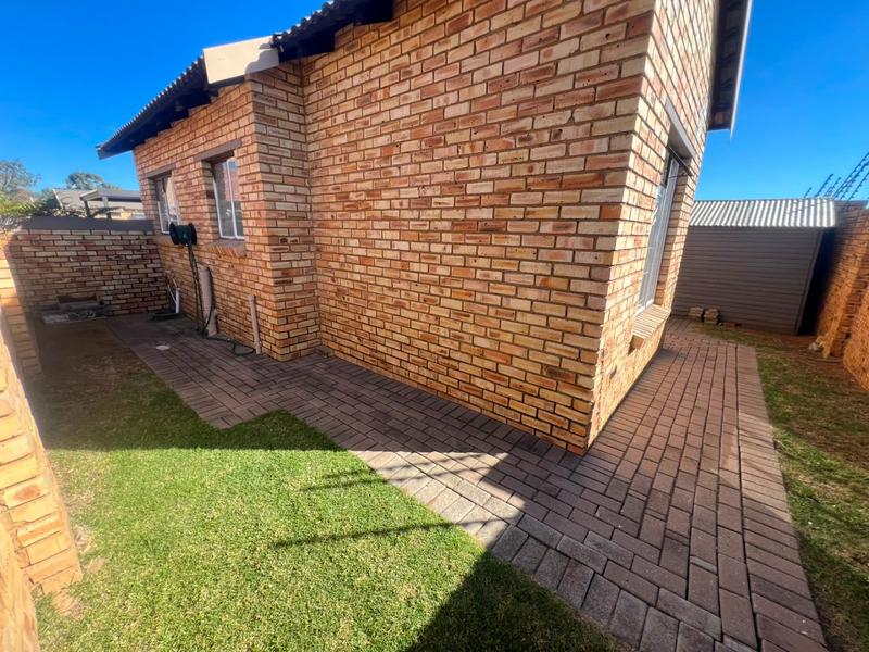 To Let 2 Bedroom Property for Rent in Greenhills Gauteng