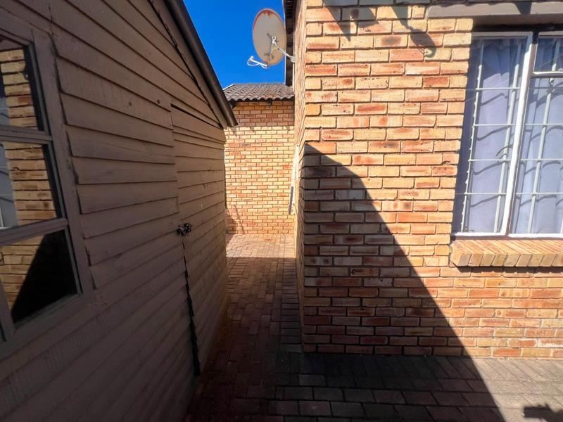 To Let 2 Bedroom Property for Rent in Greenhills Gauteng