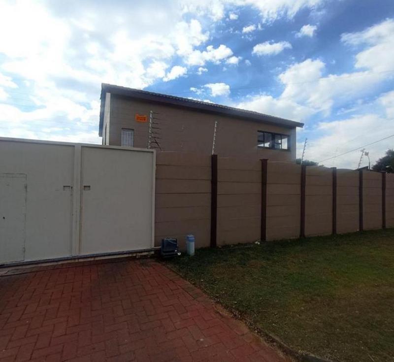 To Let 2 Bedroom Property for Rent in Helderkruin Gauteng