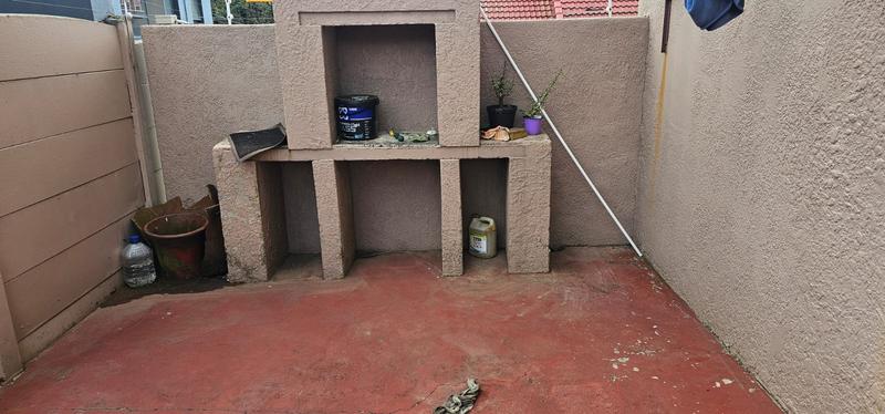 To Let 2 Bedroom Property for Rent in Helderkruin Gauteng