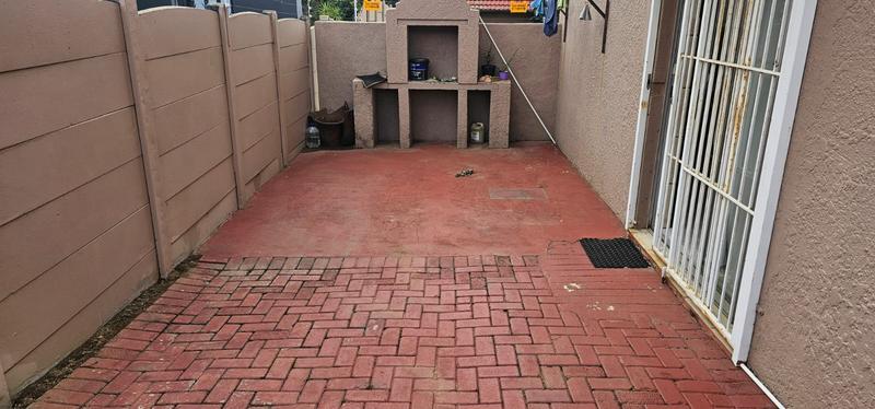 To Let 2 Bedroom Property for Rent in Helderkruin Gauteng