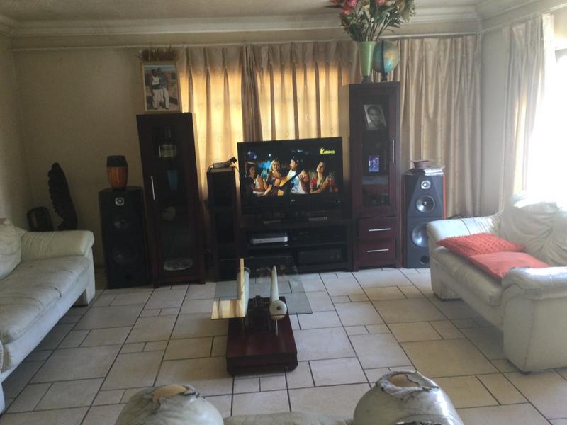 7 Bedroom Property for Sale in Buccleuch Gauteng