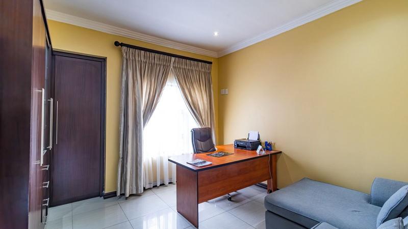 5 Bedroom Property for Sale in Aspen Hills Gauteng