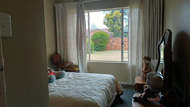 4 Bedroom Property for Sale in Klippoortje Gauteng