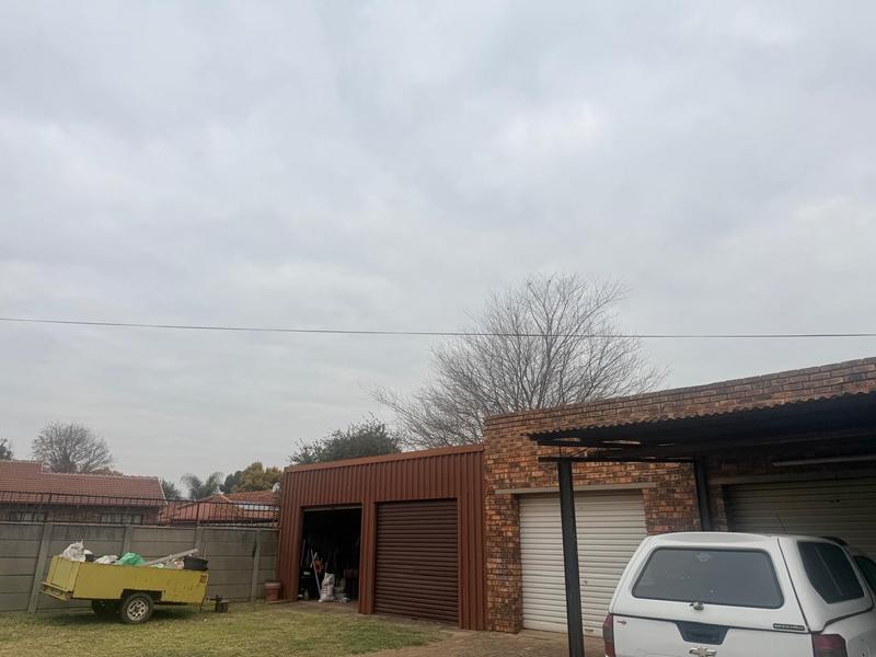 4 Bedroom Property for Sale in Klippoortje Gauteng