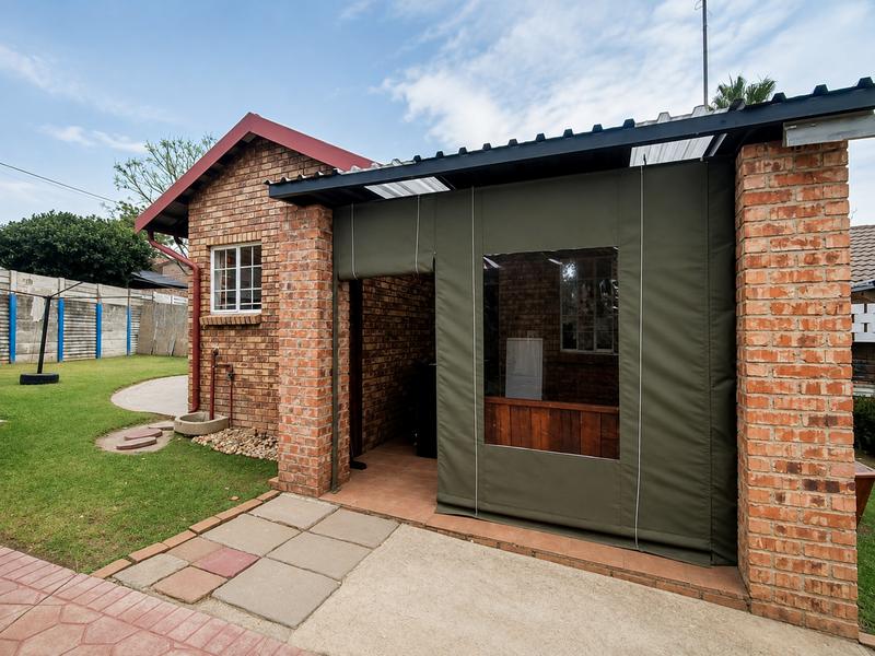 2 Bedroom Property for Sale in Heuweloord Gauteng