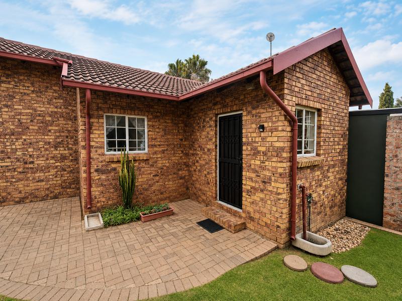 2 Bedroom Property for Sale in Heuweloord Gauteng