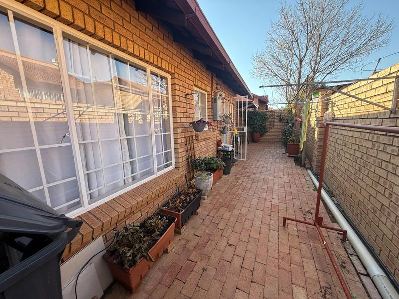 2 Bedroom Property for Sale in The Reeds Gauteng
