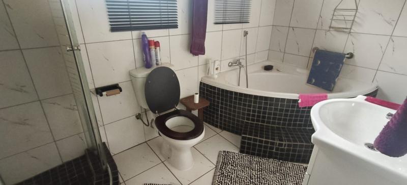 3 Bedroom Property for Sale in Mountain View Gauteng