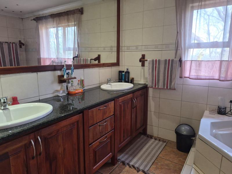 5 Bedroom Property for Sale in Cornwall Hill Gauteng