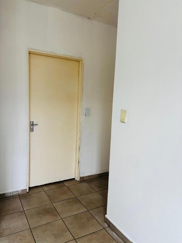 To Let 2 Bedroom Property for Rent in Fleurhof Gauteng