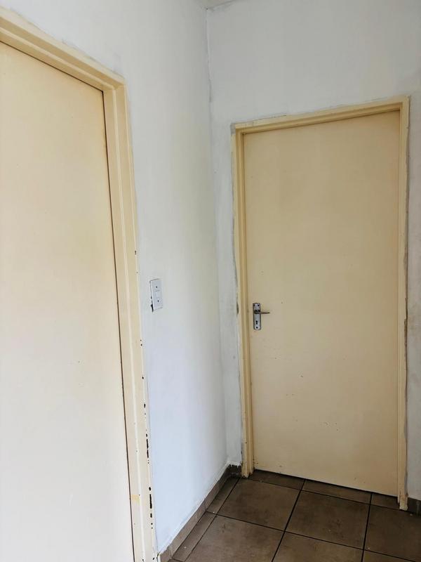 To Let 2 Bedroom Property for Rent in Fleurhof Gauteng