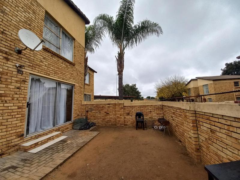2 Bedroom Property for Sale in Heuwelsig Estate Gauteng