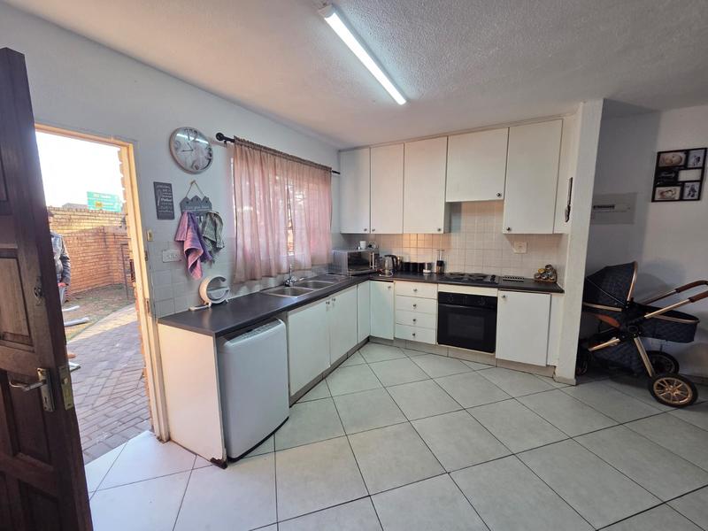 2 Bedroom Property for Sale in Heuwelsig Estate Gauteng