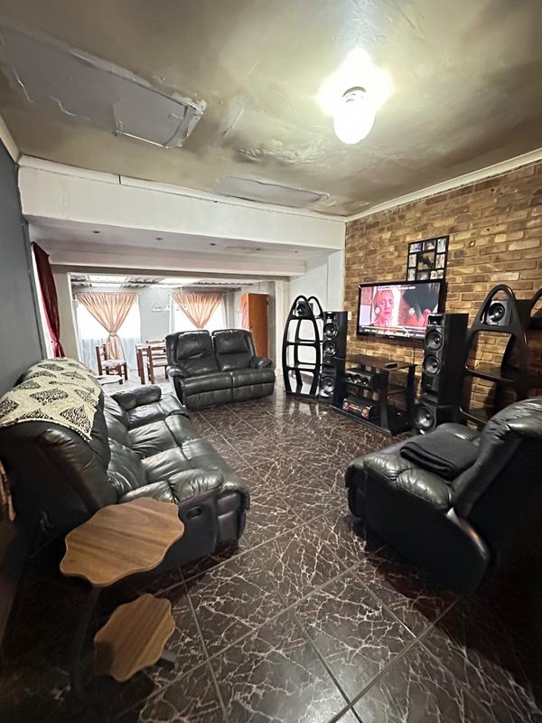 4 Bedroom Property for Sale in Strubenvale Gauteng