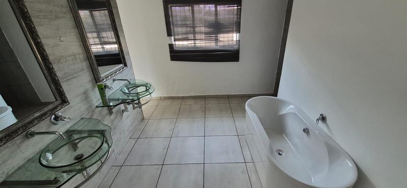 5 Bedroom Property for Sale in Raslouw A H Gauteng