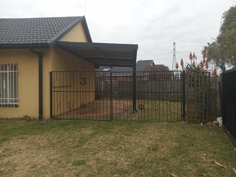 4 Bedroom Property for Sale in Helikonpark Gauteng