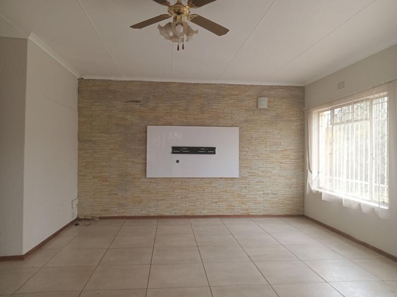 4 Bedroom Property for Sale in Helikonpark Gauteng
