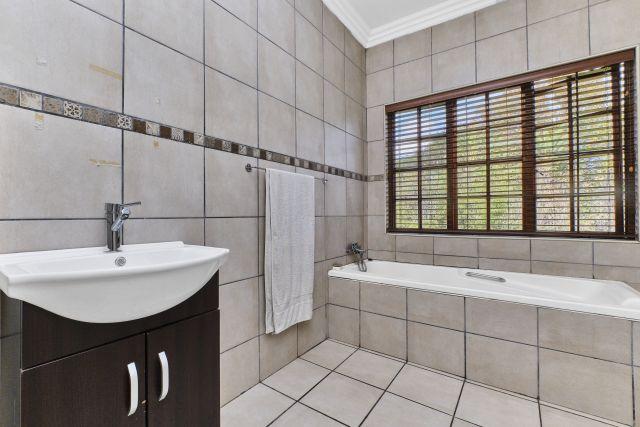To Let 5 Bedroom Property for Rent in Sunninghill Gauteng