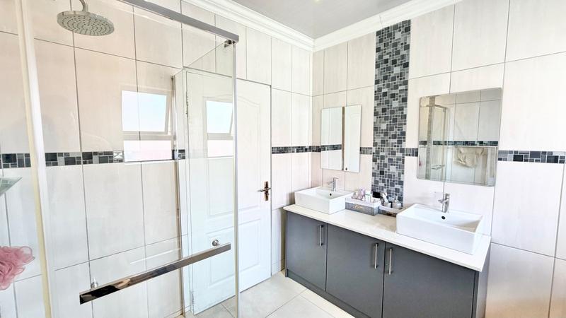 4 Bedroom Property for Sale in Summerfields Estate Gauteng