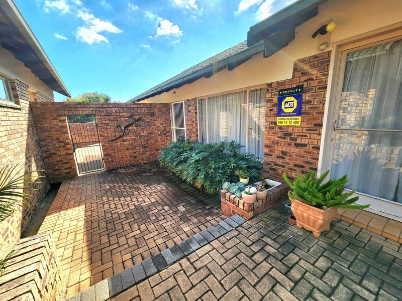 To Let 4 Bedroom Property for Rent in Rooihuiskraal Gauteng