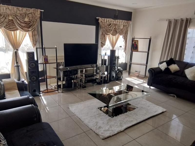 4 Bedroom Property for Sale in Linmeyer Gauteng