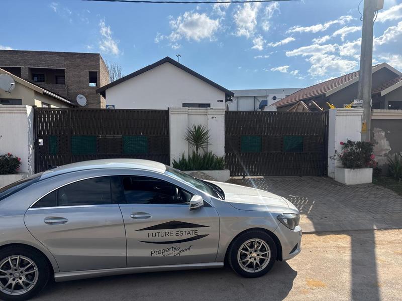 To Let 3 Bedroom Property for Rent in Fleurhof Gauteng
