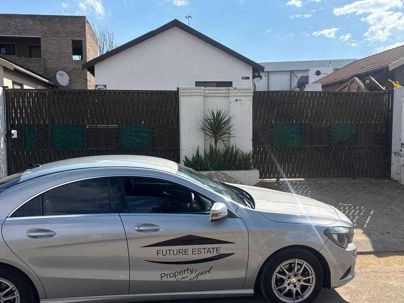 To Let 3 Bedroom Property for Rent in Fleurhof Gauteng