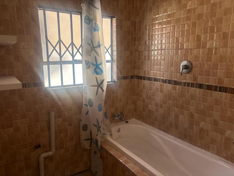 To Let 3 Bedroom Property for Rent in Fleurhof Gauteng