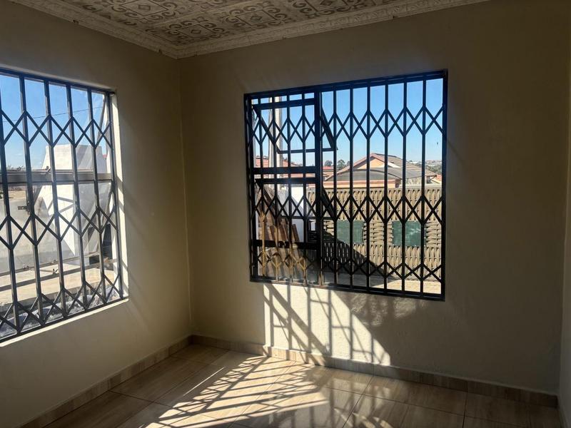 To Let 3 Bedroom Property for Rent in Fleurhof Gauteng