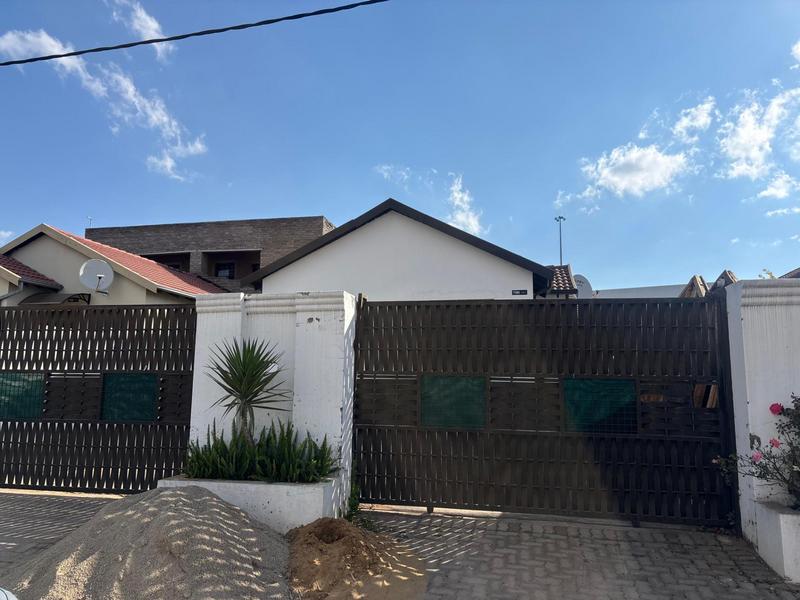 To Let 3 Bedroom Property for Rent in Fleurhof Gauteng